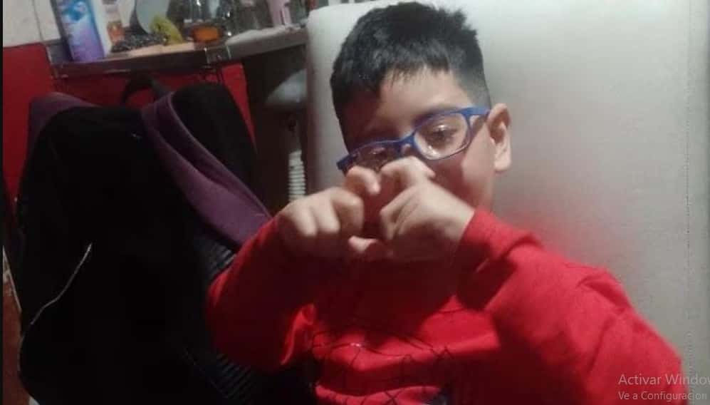 Un nene de 7 años, que paseaba con su familia, murió tras ser atropellado por una moto: el conductor huyó