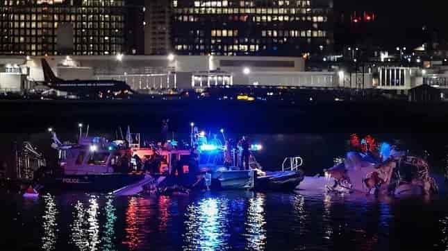Un avión de American Airlines con 60 pasajeros chocó contra un helicóptero y cayó al río Potomac en Washington