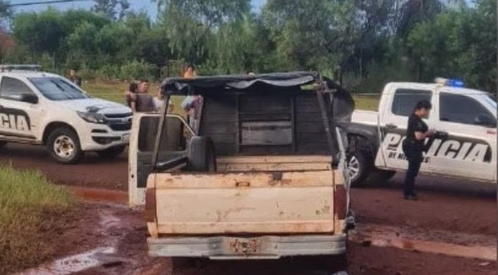 Tragedia en Misiones: un joven murió electrocutado tras la caída de un poste sobre su camioneta