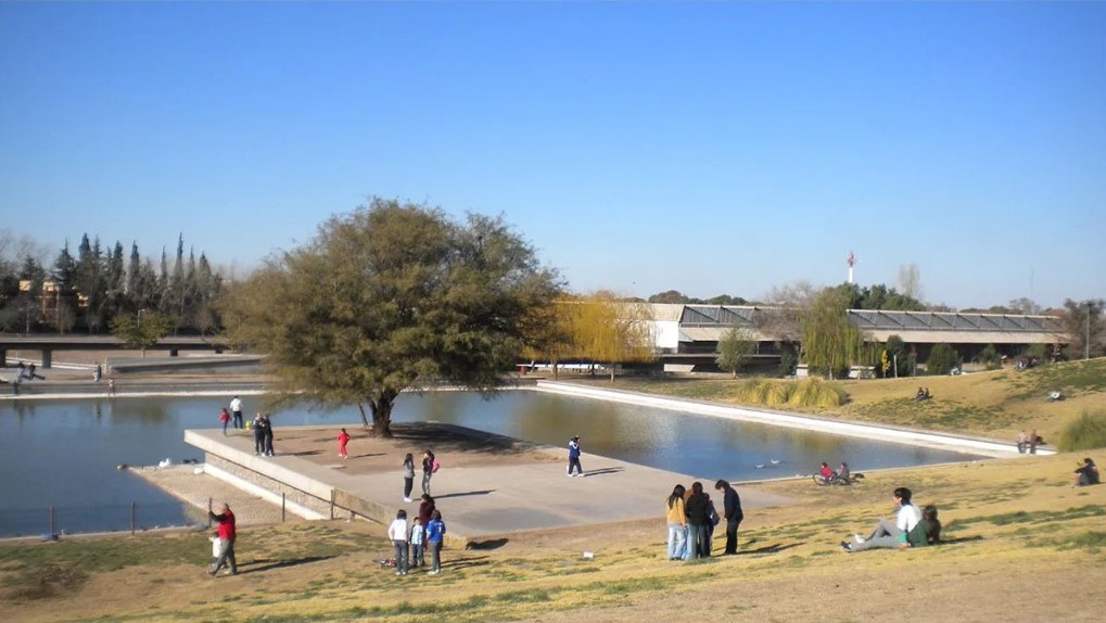 Apuñalaron a un adolescente de 16 años en un robo piraña en el Parque Central