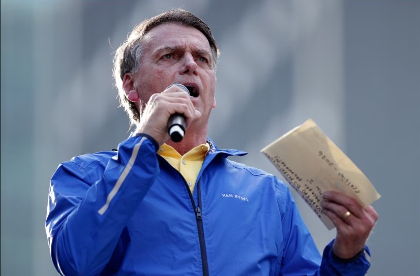 La Corte de Brasil le impuso a Bolsonaro el uso de tobillera electrónica y le prohibió la utilzación de redes