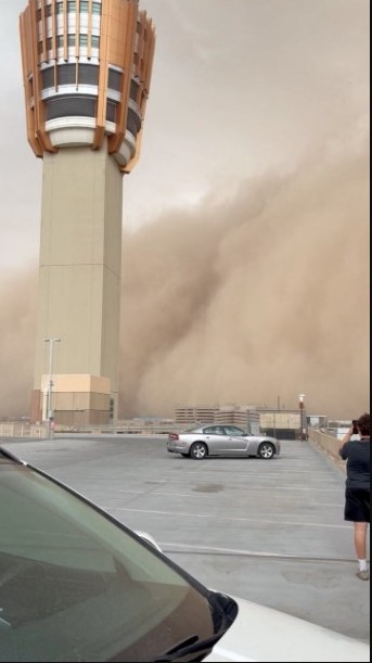 Una tormenta de arena cubrió Phoenix y hubo cortes de luz, vuelos suspendidos y caos en las calles